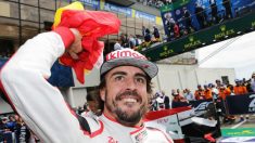 Fernando Alonso celebra su triunfo en una prueba con Toyota.