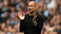 Guardiola aplaude en el transcurso del City-Huddersfield. (Getty)