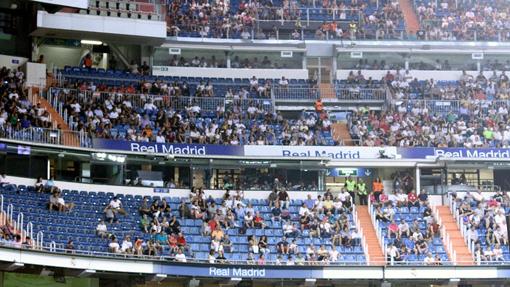 Las gradas del Santiago Bernabéu, semivacías. (Foto: Enrique Falcón)