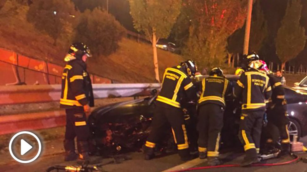 Los bomberos sacan del coche al conductor kamikaze (Foto: EMERGENCIAS MADRID)