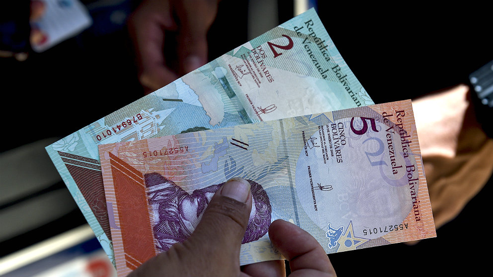Nuevos billetes bolívar soberano, con cinco ceros menos, ideados por el dictador Nicolás Maduro en Venezuela. (AFP)