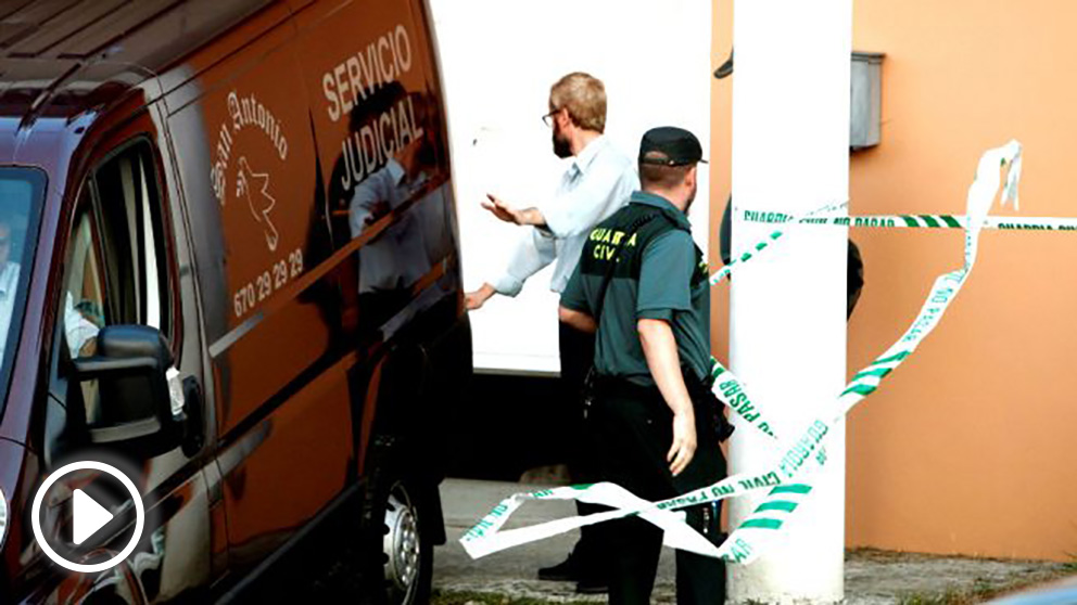 Efectivos policiales ante la vivienda en la que la mujer fue asesinada (Foto: EFE).