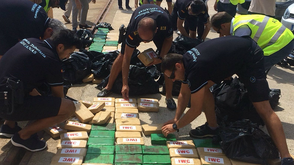 Fardos de cocaína incautados por funcionarios de la Agencia Tributaria de Baleares. (EP)