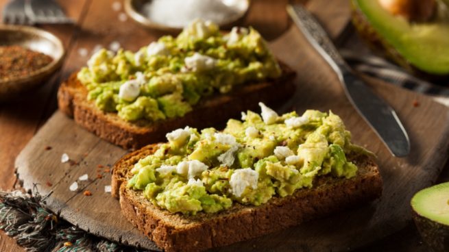 Receta de crostini de aguacate, una cena rápida y saludable