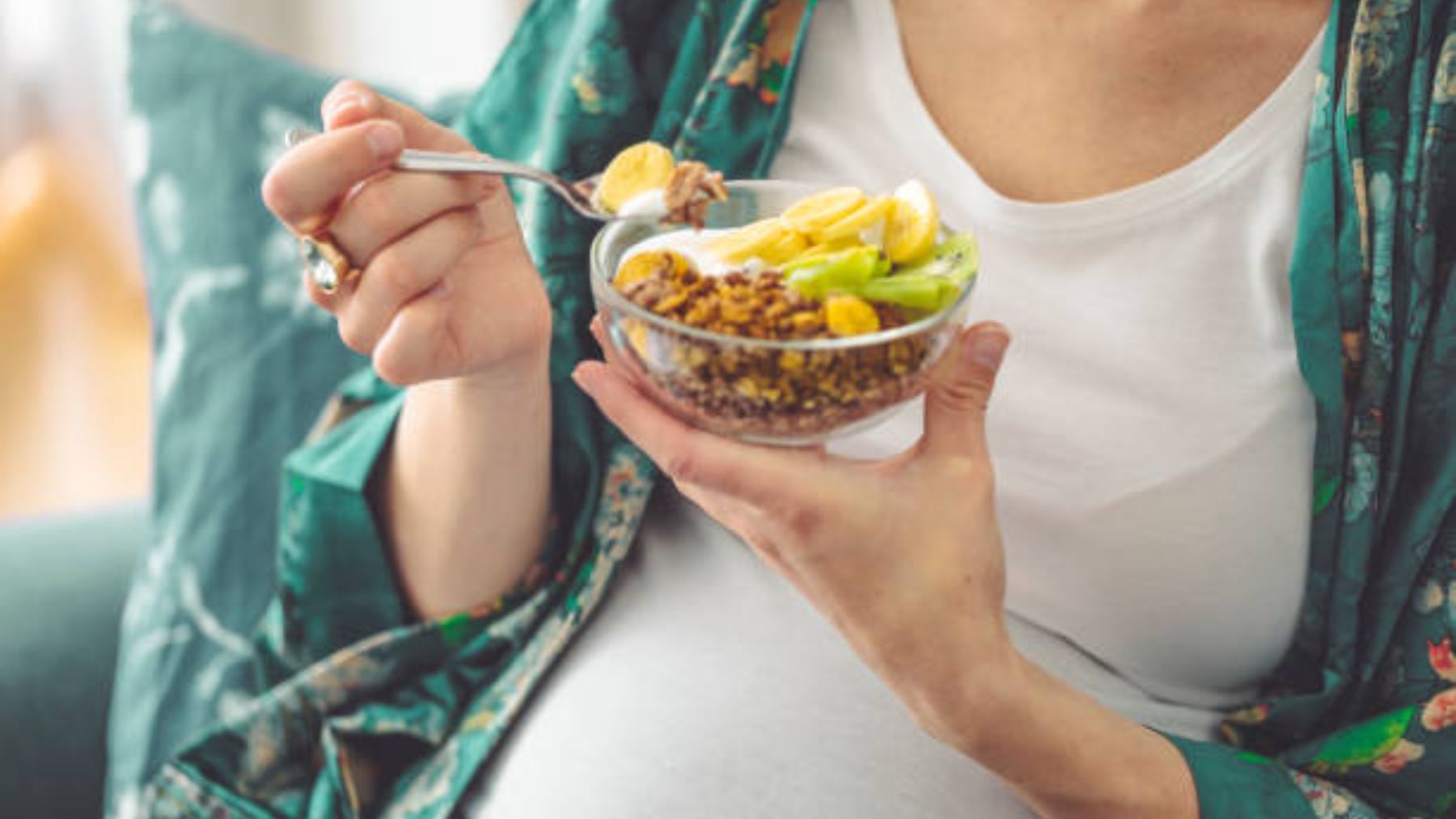 Descubre los superalimentos que no te pueden faltar en la dieta de embarazada