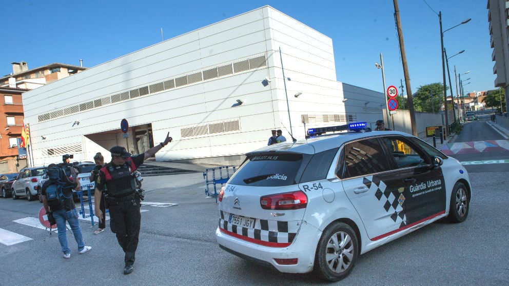 Efectivos policiales ante la fachada de la comisaría de Cornellà de Llobregat (Barcelona), donde un hombre ha sido abatido esta mañana al intentar acceder al edificio con un cuchillo en la mano y al grito de «Alá es grande». (Foto: Efe)