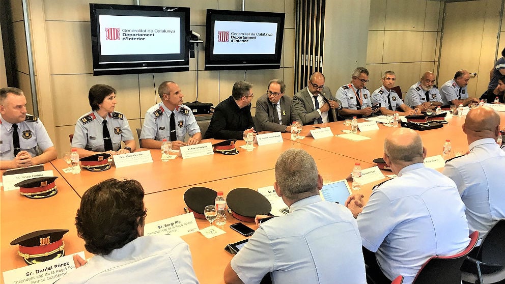 Quim Torra y Miquel Buch, tratando el atentado de Cornellà con la cúpula de los Mossos. (EP)