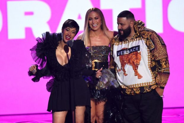 Cardi B, Jennifer López y DJ Khaled en los MTV Video Music Awards. Foto: AFP