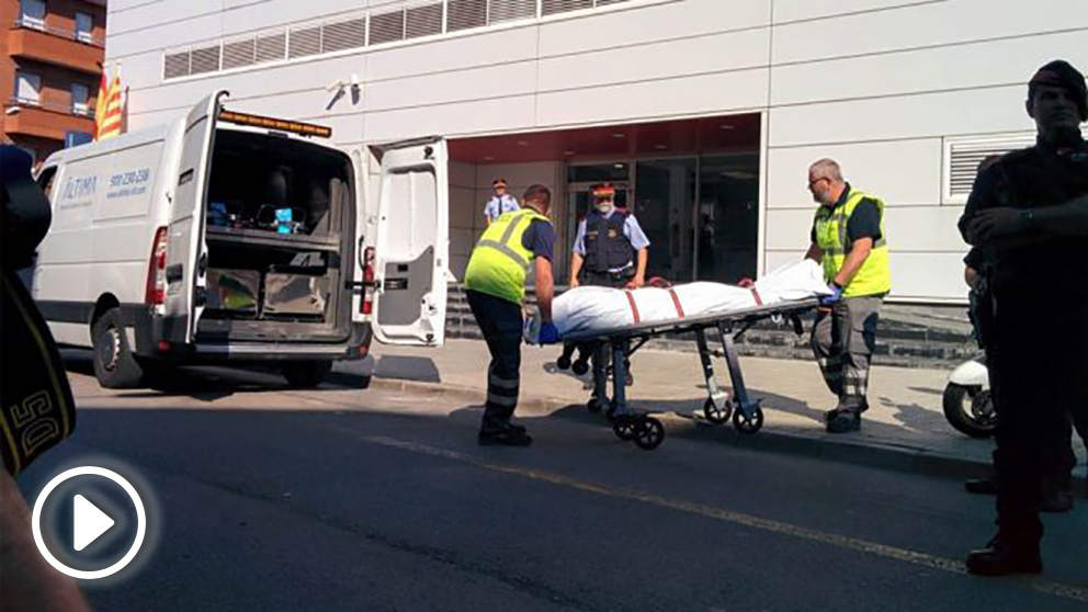 Retiran el cadáver del atacante de la comisaría de Cornellà (Foto: EP)