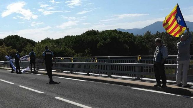 Los gendarmes retiran una pancarta separatista colocada en un puente del sur de Francia