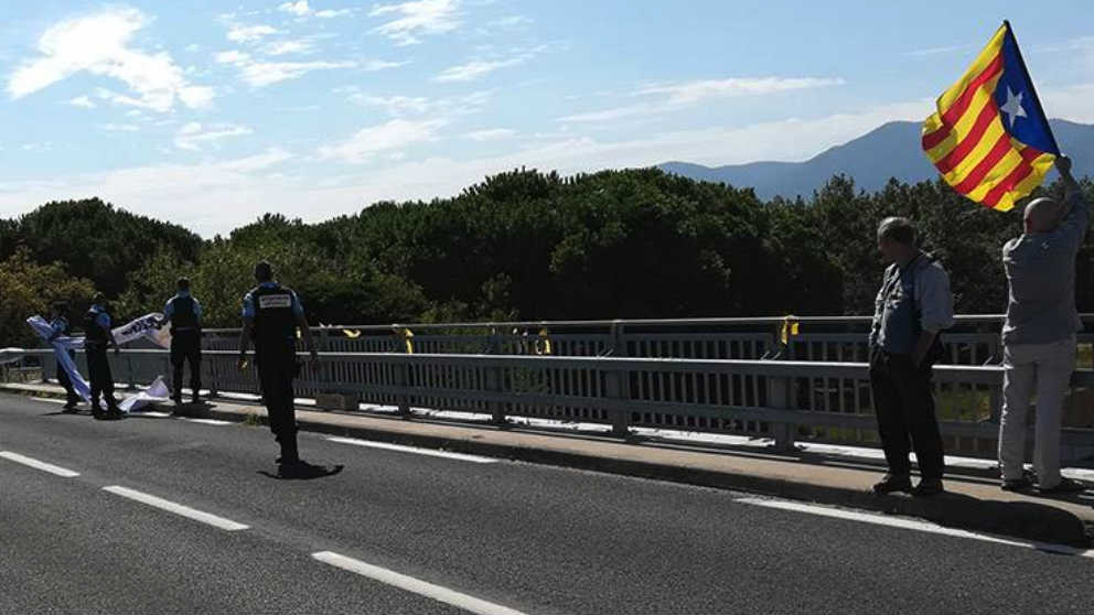 Los gendarmes retiran una pancarta separatista colocada en un puente del sur de Francia