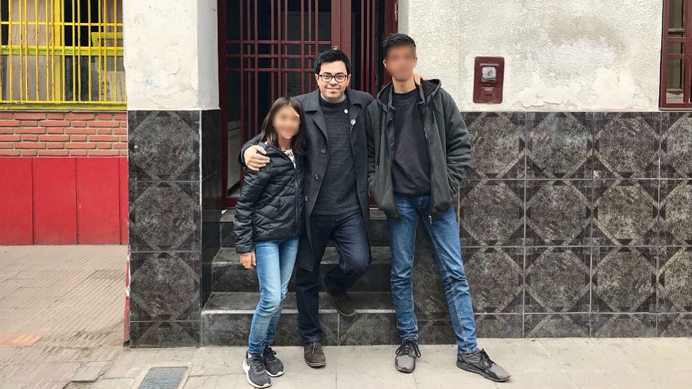 Gerardo Pisarello, con sus hijos, en su casa natal de Buenos Aires durante su «viaje oficial». (TW)