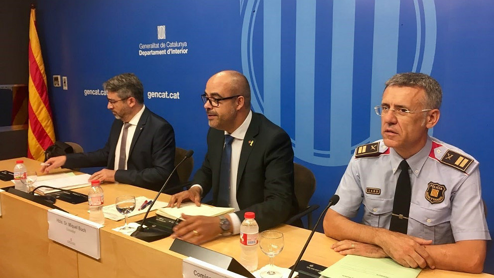 Miquel Buch, conseller de Interior (centro); con Miquel Esquius, jefe de los Mossos, y Andreu Martinez, director general del cuerpo. (EP)