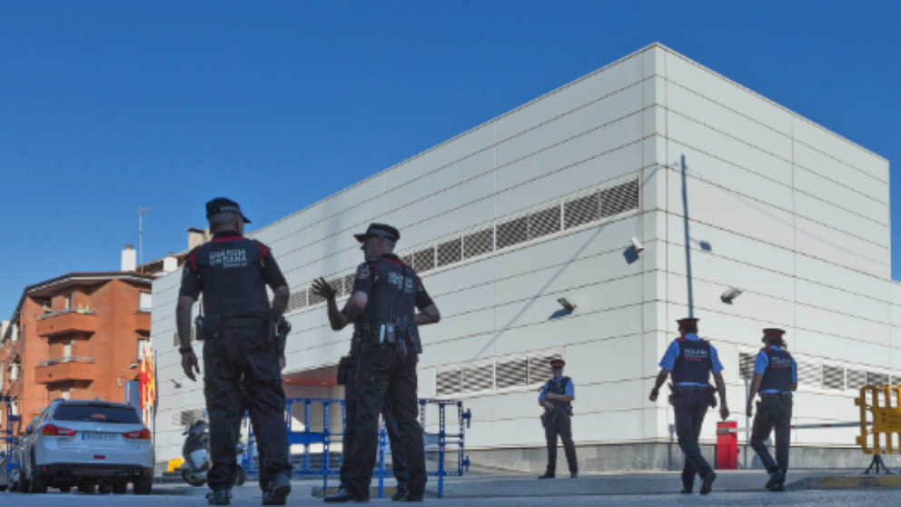 La comisaría de Mossos atacada en Cornellá de Llobreat (Barcelona)