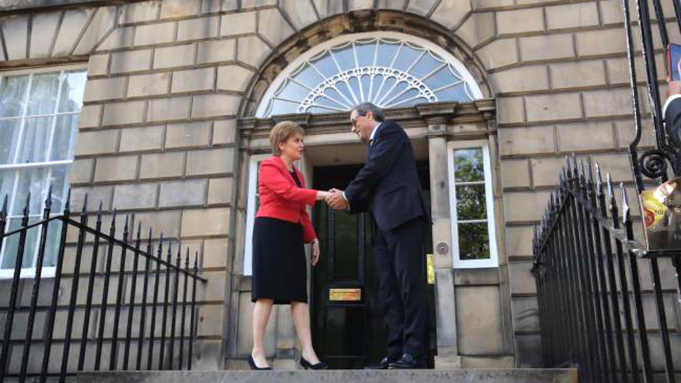 Nicola Sturgeon, ministra principal de Escocia, recibe a Quim Torra en Bute House. (TW)