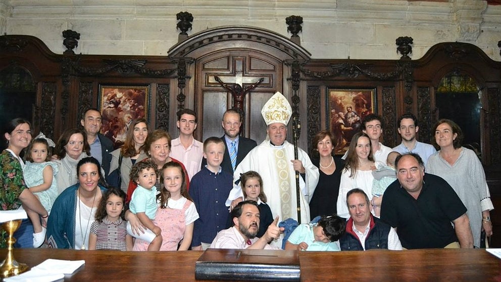 El obispo de Bilbao, Mariol Iceta, junto con familias de su diócesis. (EP)