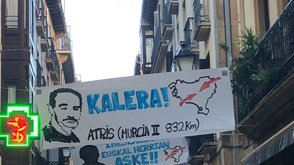 Pancarta proetarra en las fiestas de un pueblo del País Vasco. (Foto: Covite)