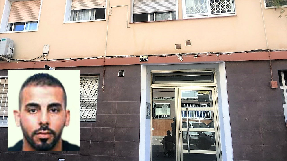 Portal de la casa de Wahaba Abdoluahab Taib, atacante a la comisaría de los Mossos en Cornellá de Llobregat (Barcelona). (EP)