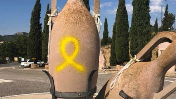Torra consiente que el vandalismo amarillo llegue a monumentos que son Patrimonio de la Humanidad