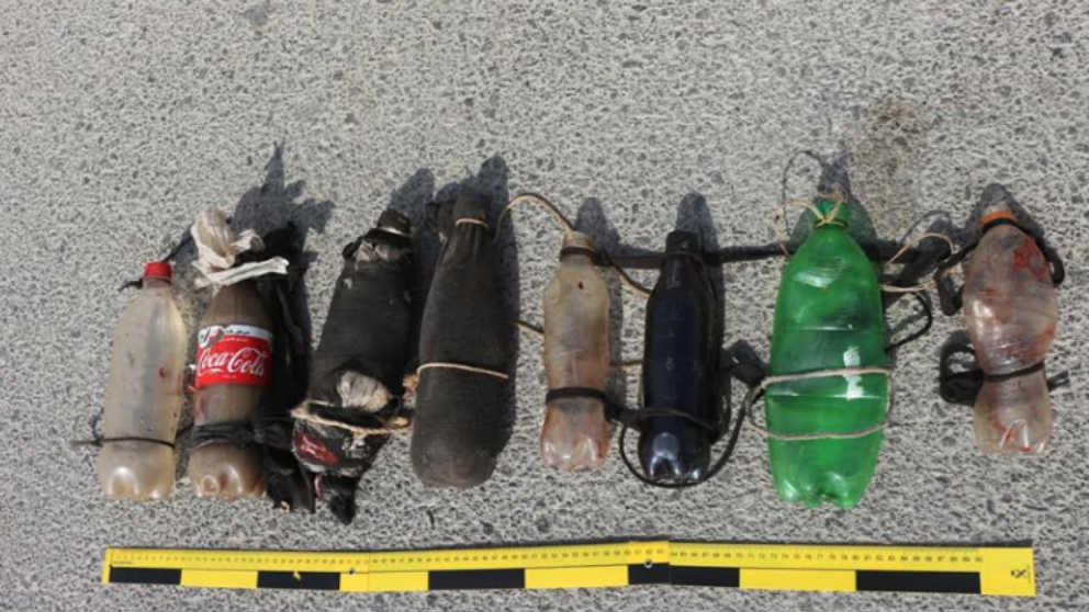 Una botellas, con ácido de baterías de coches y cal viva, usadas por los inmigrantes en el salto de la valla de Ceuta.