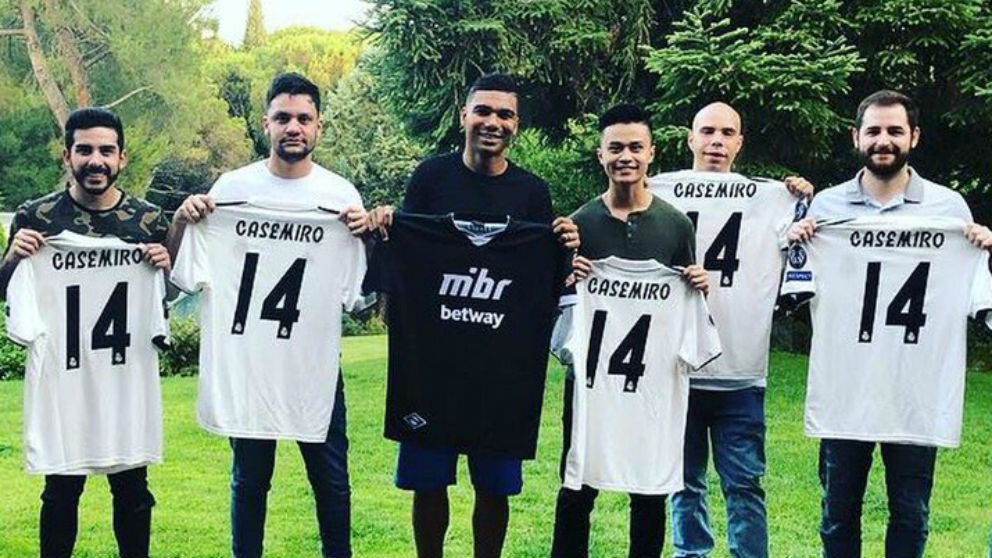 Casemiro, junto a algunos de los jugadores de Esports Made in Brasil. (@Casemiro)