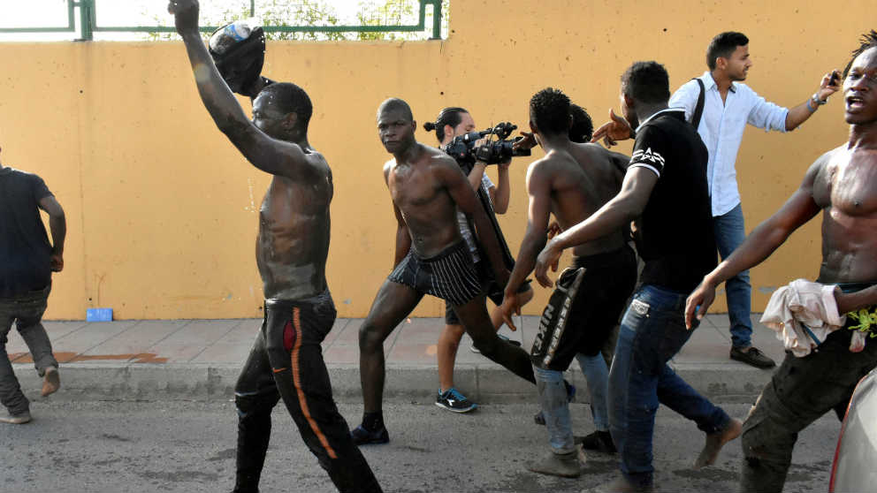 Los subsaharianos celebran su entrada en Ceuta tras el  el asalto a la valla