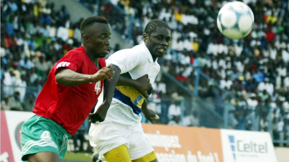 Shiva N’Zigou, de blanco, en un partido de su selección. (AFP)