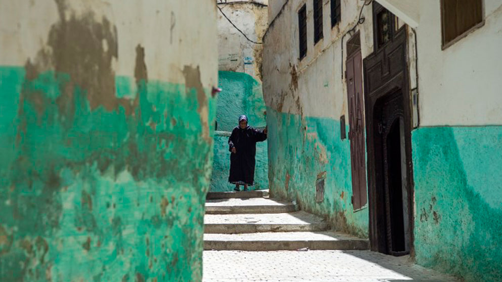 Una anciana pasea por un pueblo de Marruecos. Foto: AFP