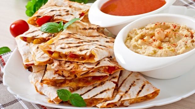 quesadilla de pollo y hummus