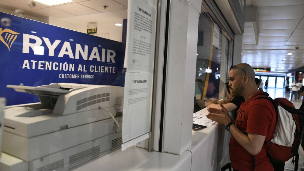 Pasajeros en un mostrador de Ryanair (Foto: EP)