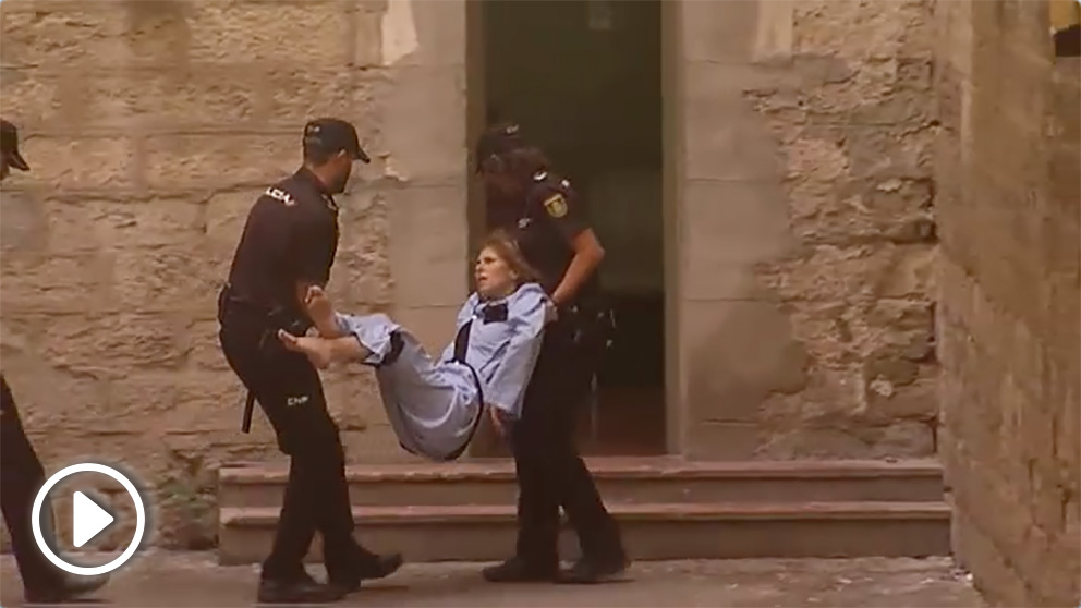 La detenida entrando en volandas en los juzgados.