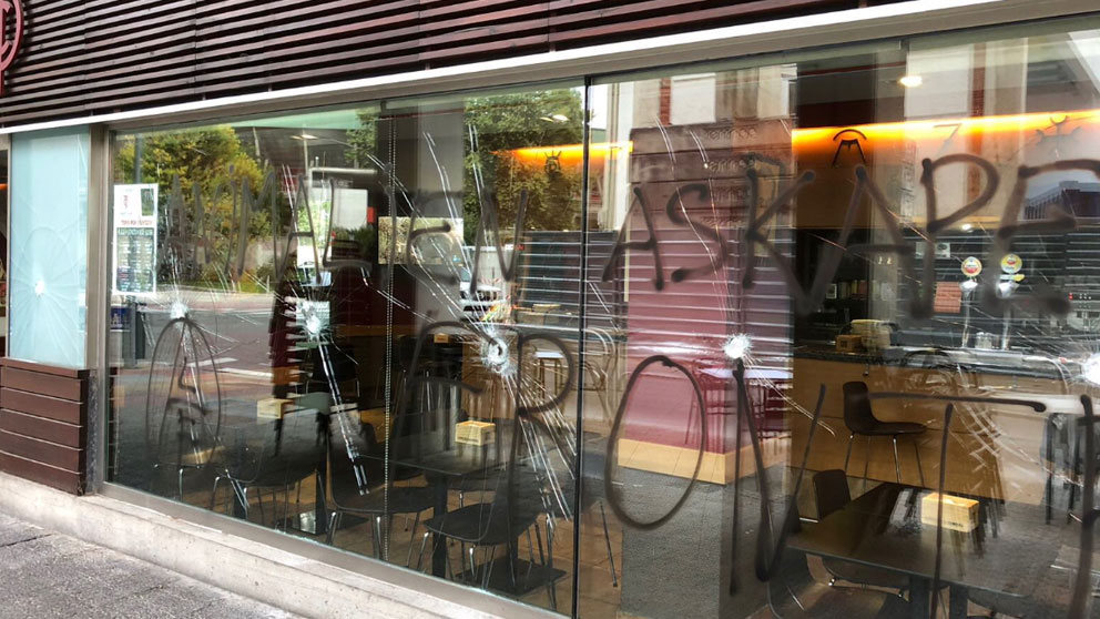 Los radicales han roto cristales y han realizado pintadas en el Club Taurino de Pamplona. Foto: Twitter