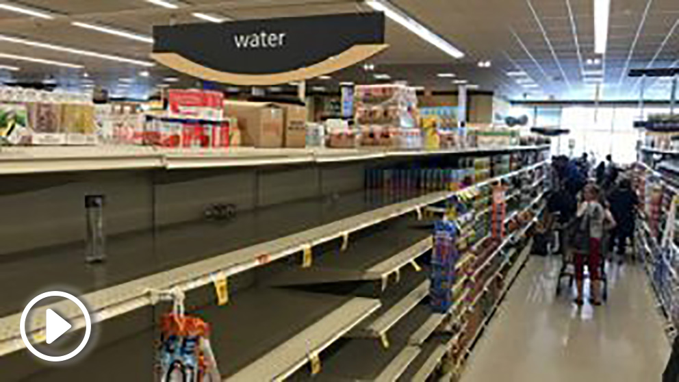 Un supermercado de Hawái con las existencias de agua agotadas ante la inminente llegada del huracán Lane. Desde 1992 ningún huracán ha tomado tierra en la isla estadounidense. Foto: AFP