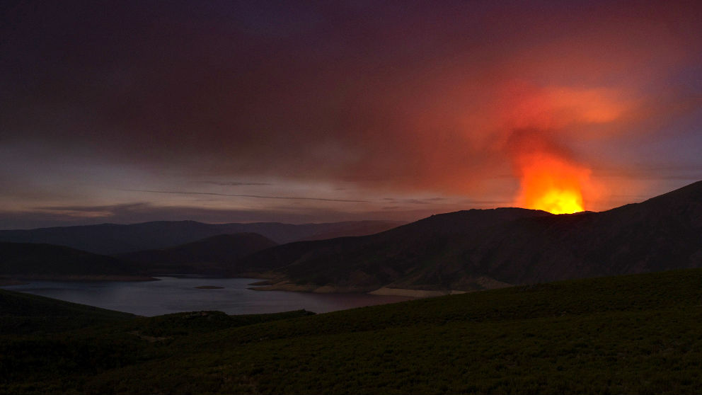 Imagen del incendio de Vilariño de Conso (Foto: EFE).