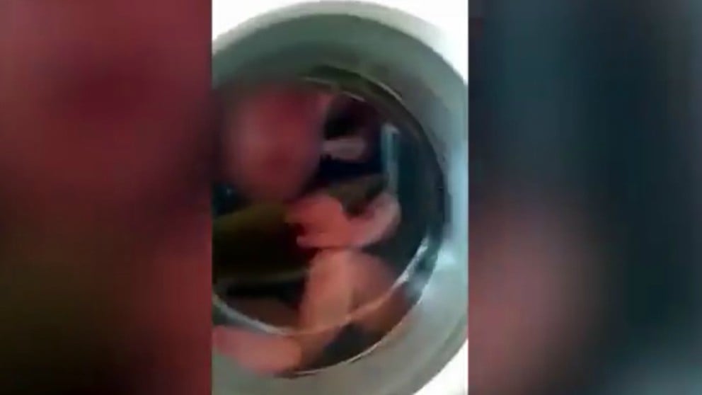 Encierra a un bebé en una lavadora para subirlo a las redes sociales