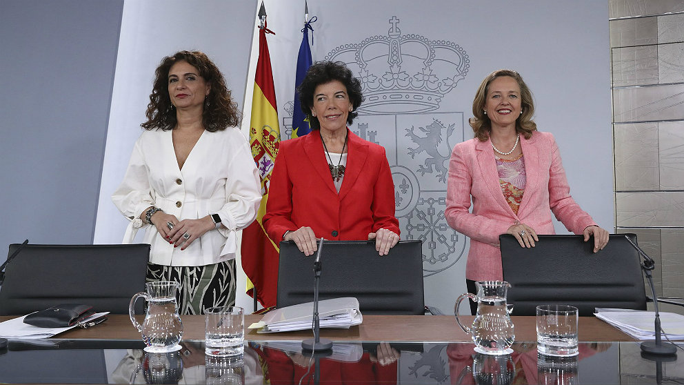 Las ministras María Jesús Montero, Hacienda; Isabel Celaá, portavoz; y Nadia Calviño, economía. (EP)