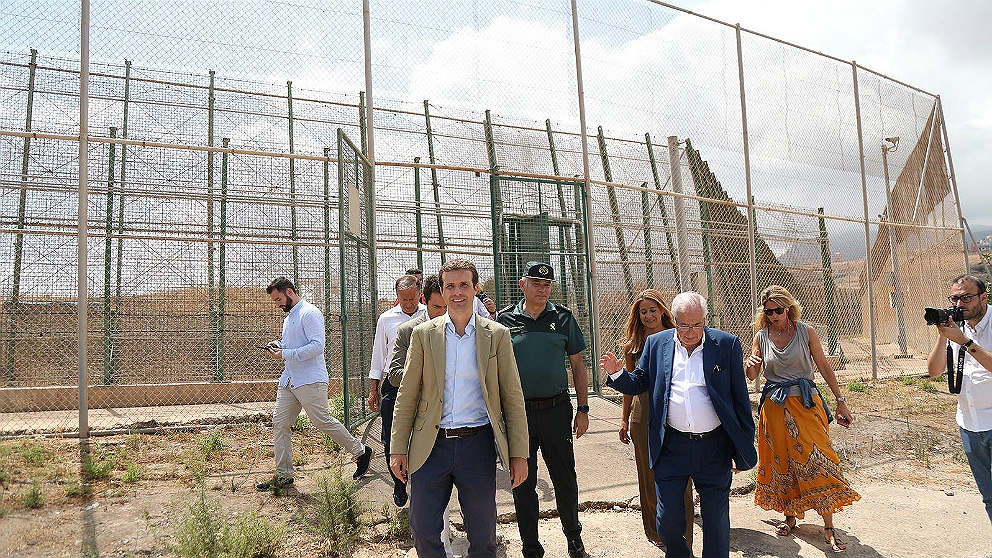 Pablo Casado, presidente del PP, durante su visita a la valla de Melilla. (EP)