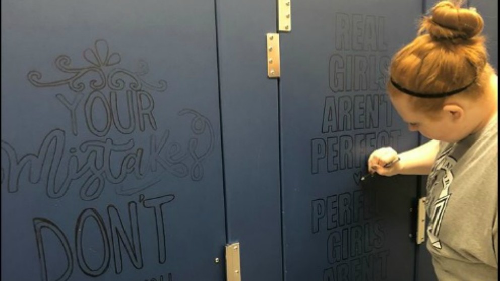 Profesores están decorando con frases positivas los baños del colegio