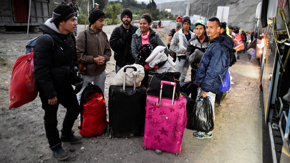 Un grupo de venezolanos del éxodo que huye  por millones de la miseria de Nicolás Maduro, en la frontera entre Ecuador y Perú. (AFP)