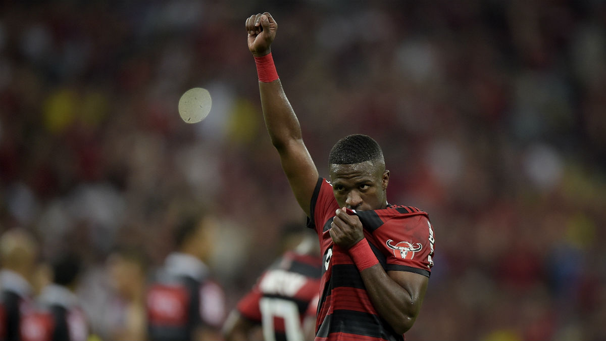 Vinicius Junior besa el escudo del Flamengo antes de marcharse al Real Madrid (Getty).