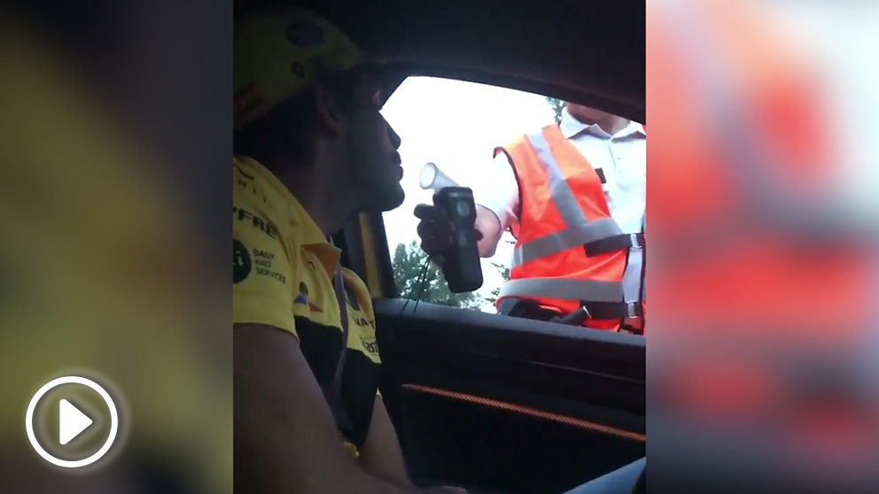 Control de alcoholemia a Carlos Sainz a la salida de Spa.