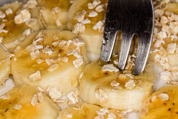 bowl cake de avena y plátano