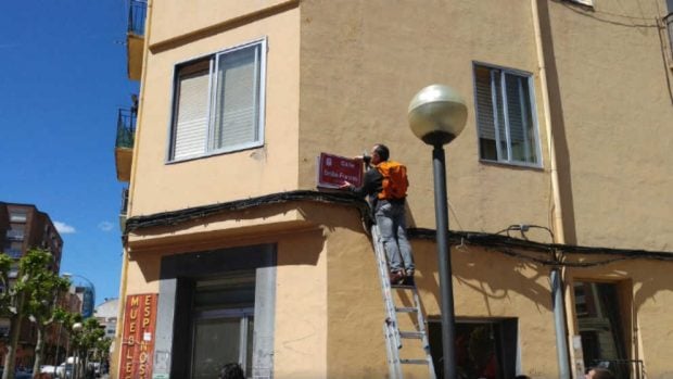 Sustitución de la antigua placa por la nueva calle Alcalde Emilio Francés