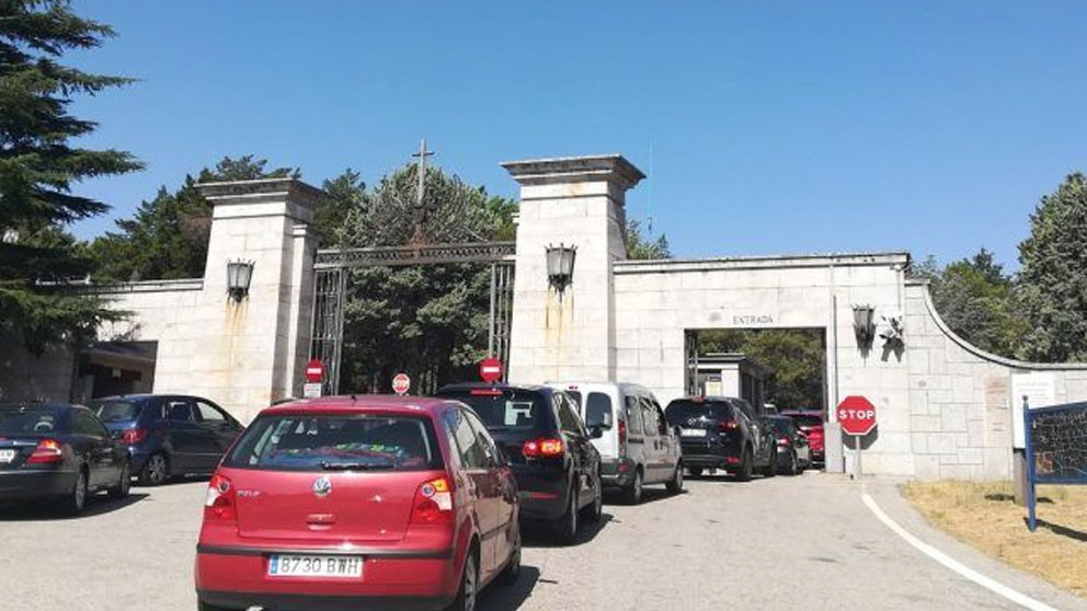 Colas de coches que esperan para acceder al Valle de los Caídos.