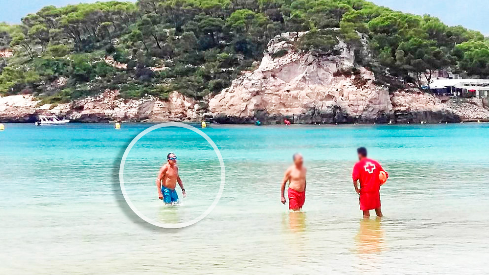 Artur Mas siendo reprendido por un socorrista en una playa de Menorca (Foto: ‘Menorca.info’)