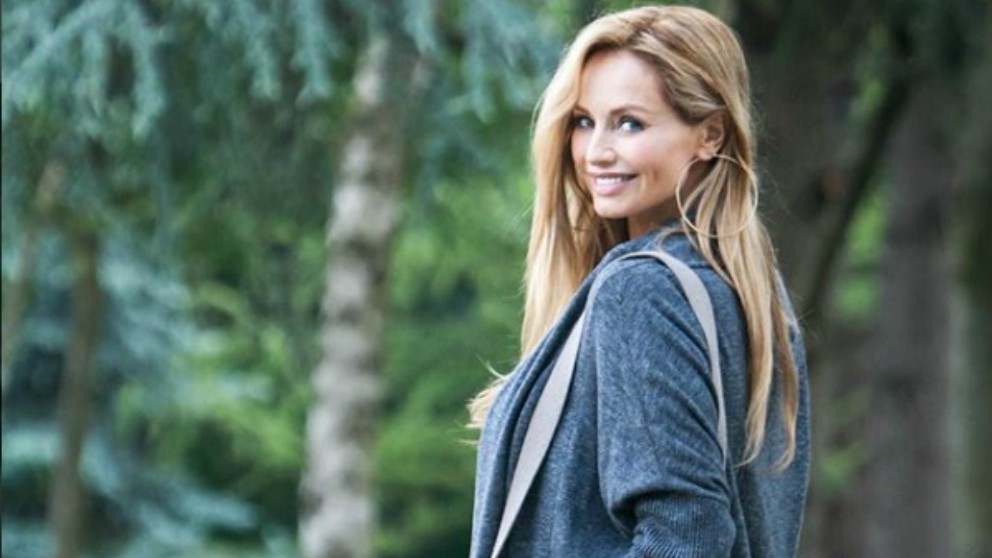 La modelo Adriana Karembeu da a luz por primera vez a los 46 años