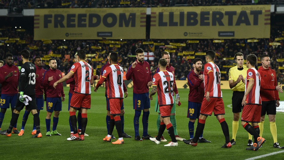 Los jugadores de Girona y Barcelona se saludan antes del partido. (AFP)