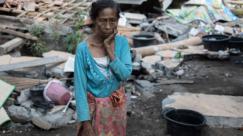 Una mujer mira desolada el lugar devastado por los terremotos que ha sufrido la isla indonesia de Lombok y las islas vecinas. Foto: AFP