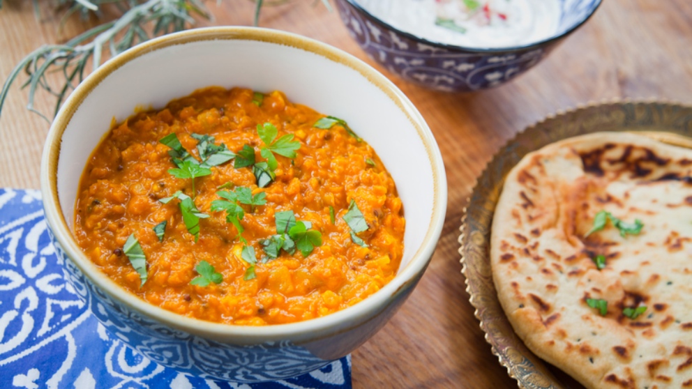 Receta de dhal de lentejas con huevo y berenjena, una tradición india