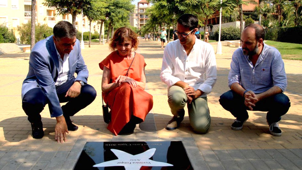 Verónica Forqué ante su estrella en el Paseo de la Fama de Islantilla.